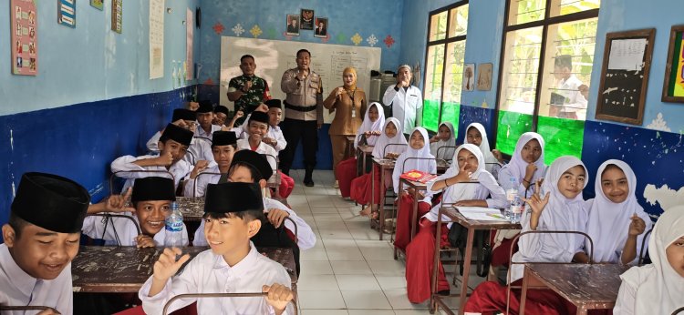 Jaga Kesehatan Anak Didik Babinsa Koramil 2201/Cisolok Dampingi Pemberian Obat Cacing di Sekolah Dasar
