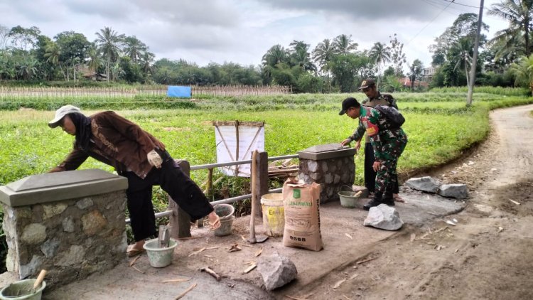 Babinsa Koramil 2210/Pabuaran Laksanakan Karya Bhakti Bersama Warga