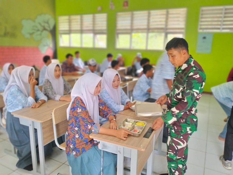 Babinsa Koramil 2215/Ciemas Monitoring Kegiatan Makan Bergizi Gratis di SMAN 1 Ciemas