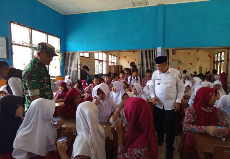 Babinsa Koramil 2207/Jampangtengah Hadiri Kegiatan Live Dinkes dan Pemberian Obat Cacing di SDN 3 Bojonglopang