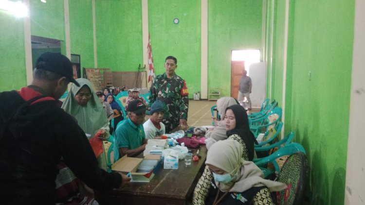 Babinsa Koramil 2215/Ciemas Dampingi Kegiatan Pemeriksaan dan Pengobatan Gratis