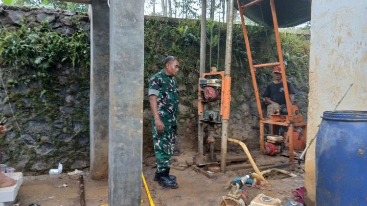 Babinsa Koramil 2205/Kalapanunggal Laksanakan Kegiatan Bhakti Pembuatan Sumur Bor di Desa Cianaga
