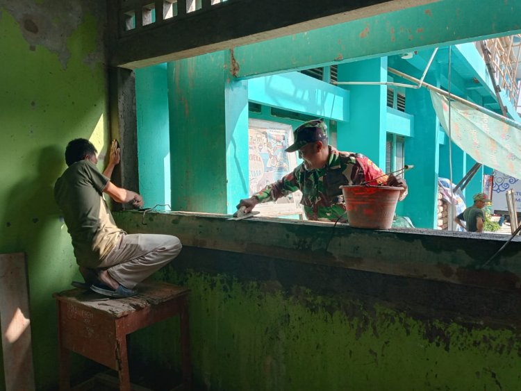 Babinsa Koramil 2204/Cikidang Laksanakan Bakti Perbaikan Posyandu di Desa Cikiray