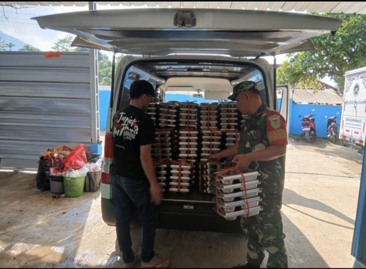 Babinsa Koramil 2205/Kalapanunggal Dampingi Pendistribusian Makan Bergizi Gratis di Desa Pulosari