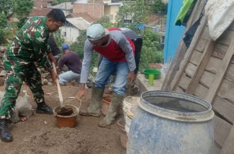Babinsa Koramil 2206/Parakansalak Bantu Warga Perbaiki Parit di Desa Sukakersa
