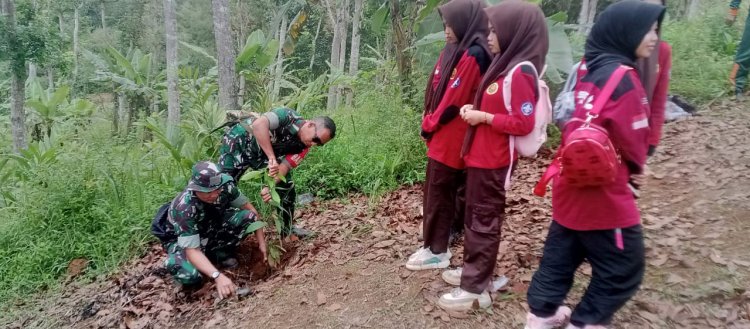 Danposramil Kalibunder Koramil 2213/Jampang Kulon Laksanakan Kegiatan Penanaman Pohon Bersama Masyarakat dan Pelajar