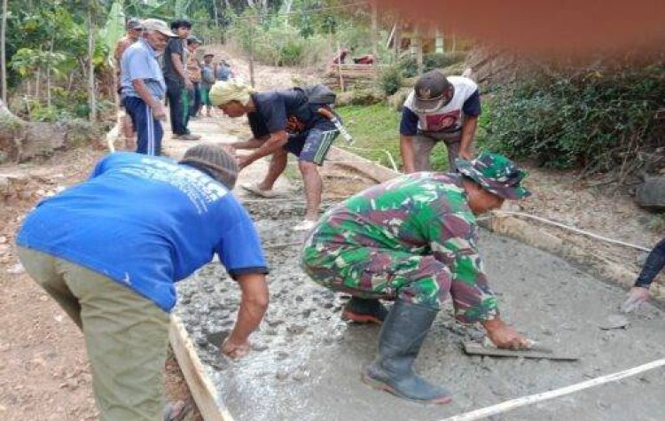 Babinsa Koramil 2212/Tegalbuleud Bersama Warga Laksanakan Karbak Perbaikan Jalan di Desa Nangela