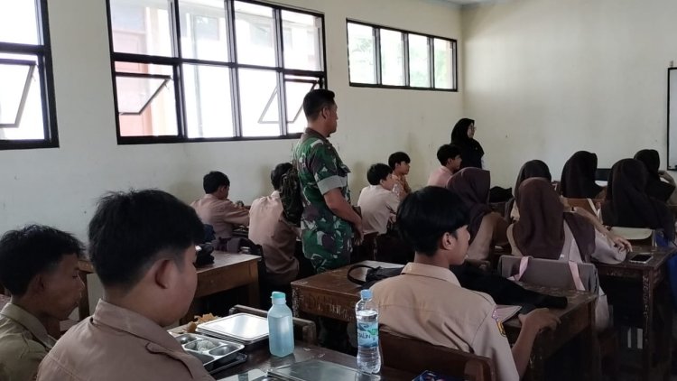 Babinsa Nagraksari Dampingi Kegiatan Makan Bergizi Gratis di SMPN 1 Jampangkulon