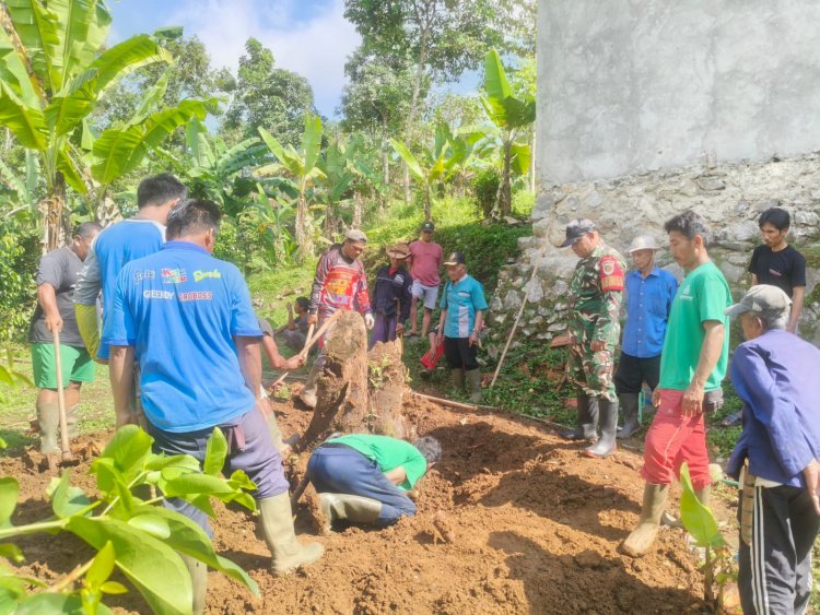 Babinsa Koramil 2201/Cisolok Laksanakan Pembersihan Lahan di Lokasi Rencana Pengeboran