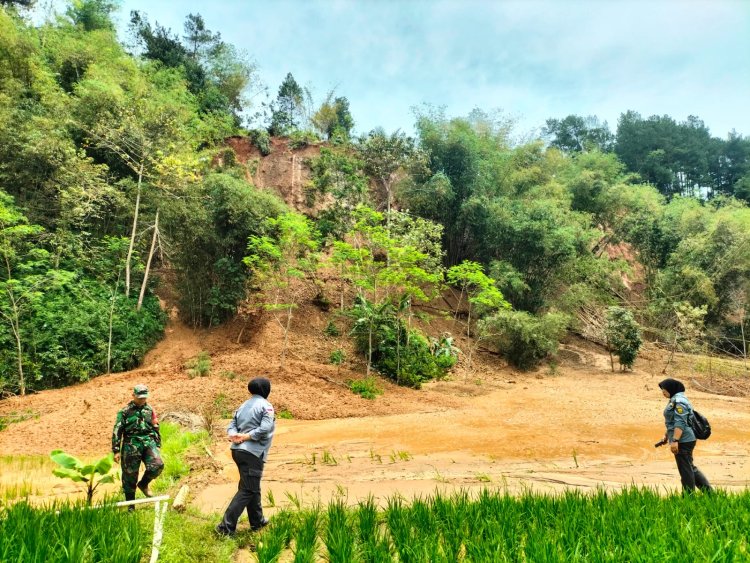 Babinsa Koramil 2211/Sagaranten Laksanakan Pengecekan Lokasi Longsor di Desa Bojongtugu