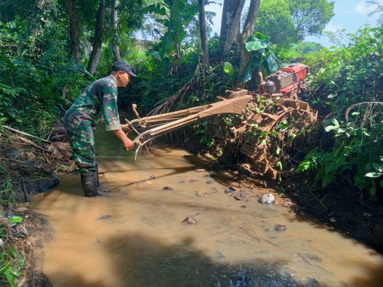 Babinsa Koramil 2215/Ciemas Laksanakan Pemeriksaan Alsintan dan Siap Olah Lahan Bersama Kelompok Tani