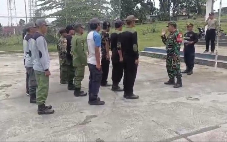 Babinsa Koramil 2206/Parakansalak Laksanakan Pembinaan Linmas di Desa Parakansalak