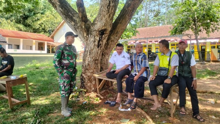 Babinsa Koramil 2210/Pabuaran Laksanakan Komsos Bersama Warga Desa Cibadak
