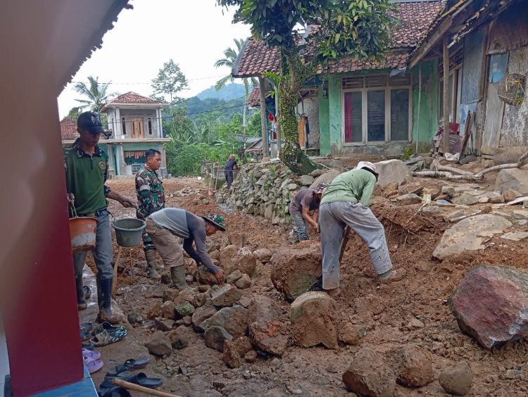 Babinsa Desa Gunung Keramat Koramil 2201/Cisolok Laksanakan Karya Bakti Bersama Warga