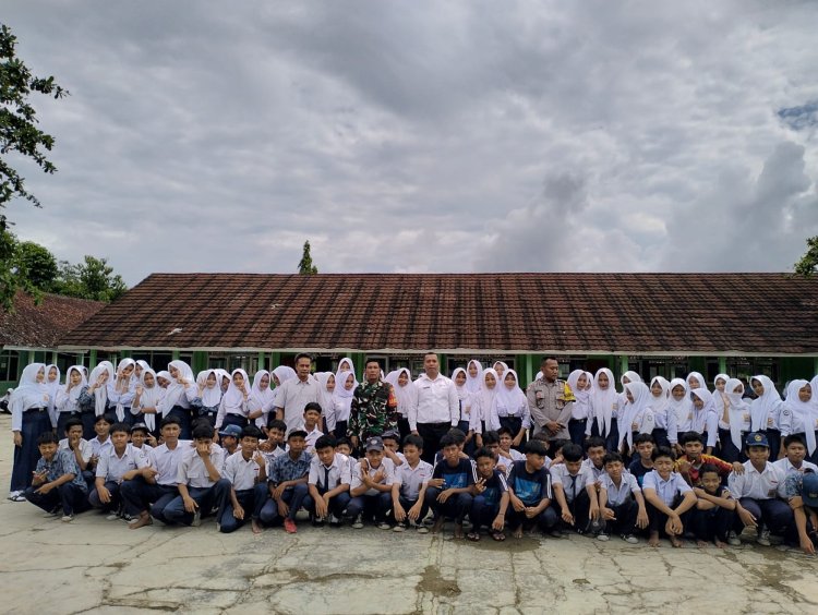 Babinsa  Koramil 2215/Ciemas dan Bhabinkamtibmas Berikan Pembinaan Wawasan Kebangsaan di SMPN 2 Ciemas