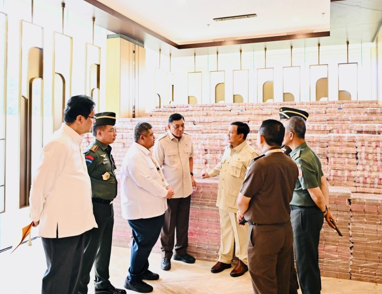 Panglima TNI Dampingi Presiden RI Saksikan Penyerahan Uang Sitaan Hasil Korupsi  Rp 13,25 Triliun di Kejaksaan Agung