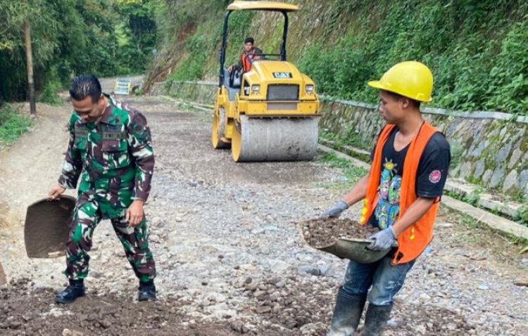 Babinsa Koramil 2212/Tegalbuleud dan Warga Gelar Karya Bakti Perbaiki Jalan Desa