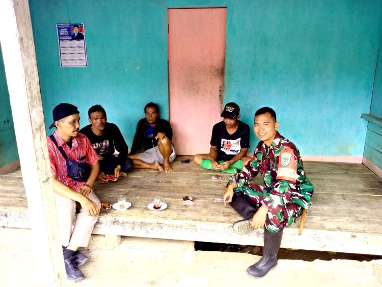 Babinsa Koramil 2201/Cisolok Laksanakan Komsos di Desa Sukarame