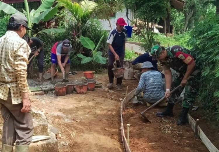 Babinsa Koramil 2206/Parakansalak Laksanakan Kegiatan Perbaikan Jalan di Desa Sukatani