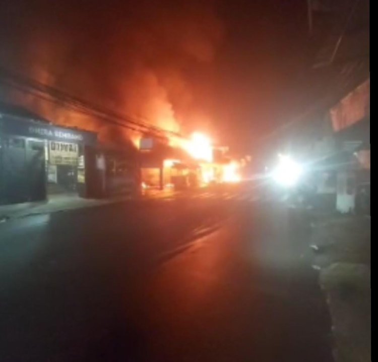 Kebakaran di Cilendek Barat Diduga Berawal dari Kios D’Bro, 9 Kios Hangus Terbakar