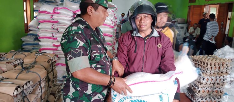 Babinsa Koramil 2213/Jampangkulon Dampingi Penyaluran Bantuan Pangan di Desa Ciparay