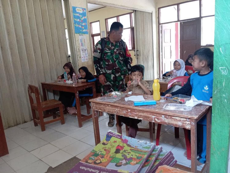 Babinsa Koramil 2201/Cisolok Dampingi Kegiatan Makan Bergizi di SDN Cipanas
