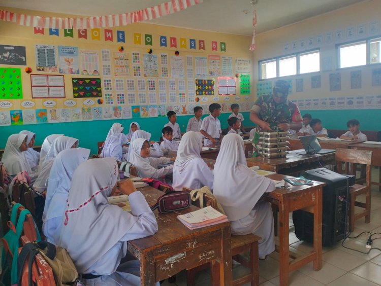 Babinsa Koramil 2206/Parakansalak Dampingi Pendistribusian Makanan Bergizi di SDN Lebaksari