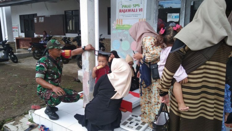 Babinsa Koramil 2205/Kalapanunggal Dampingi Kegiatan Posyandu Rajawali di Desa Cihamerang