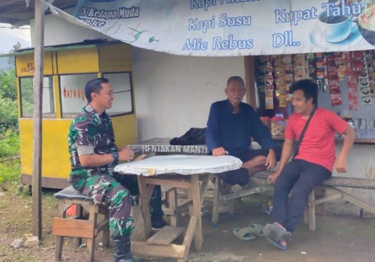 Babinsa Koramil 2206/Parakansalak Laksanakan Komsos Bersama Warga