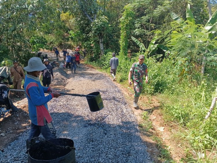 Babinsa Koramil 2213/Jampangkulon Gelar Kegiatan Bakti Bersama Warga