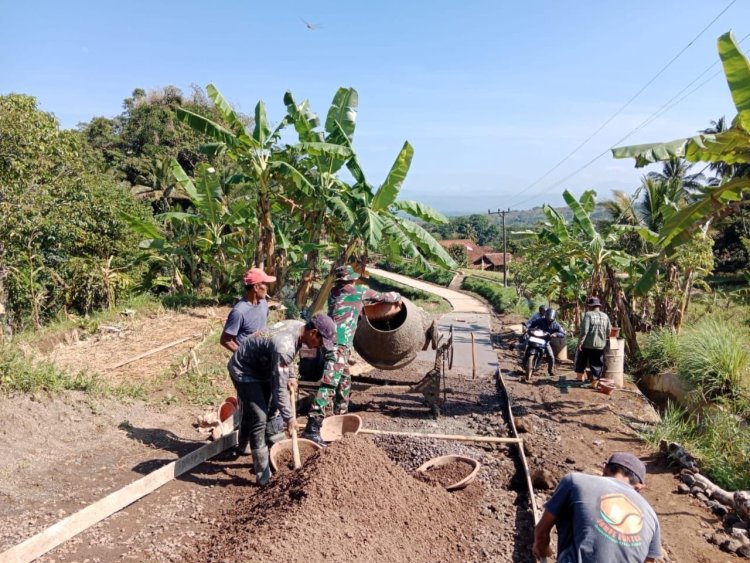 Babinsa  Koramil 2207/Jampangtengah Laksanakan Karbak Pengerasan Jalan Bersama Warga