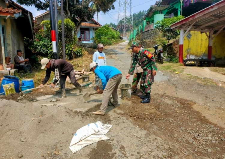 Babinsa Koramil 2209/Lengkong Dampingi Petani dalam Program Ketahanan Pangan