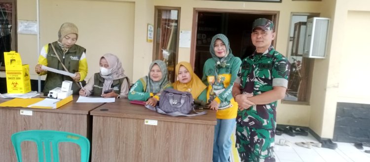 Babinsa Koramil 2213/Jampangkulon Dampingi Kegiatan KB Kes di Puskesmas Kalibunder