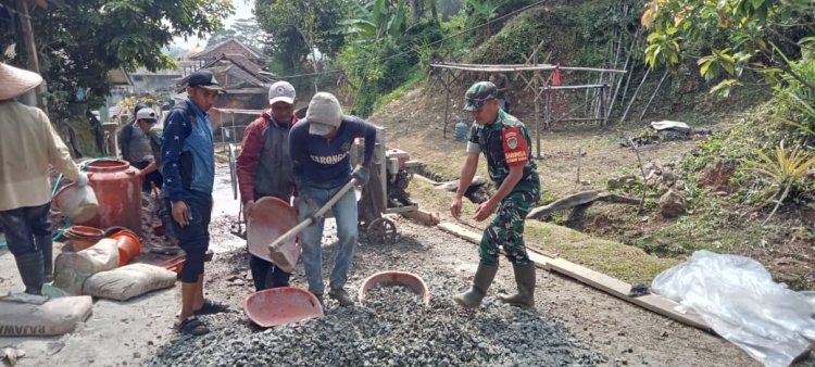 BABINSA KORAMIL 2210/PABUARAN LAKSANAKAN KARYA BHAKTI BERSAMA WARGA