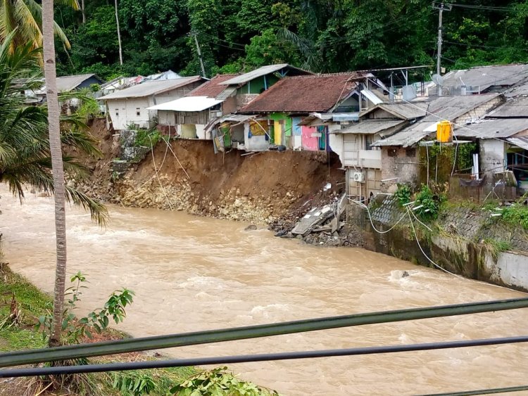 Enam Rumah Terkena Amukan Sungai Cisukawayana di Desa Cikakak, Sukabumi