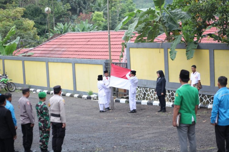 Babinsa Koramil 2213/Jampangkulon Hadiri Upacara Hari Sumpah Pemuda di SMAN 1 Kalibunder