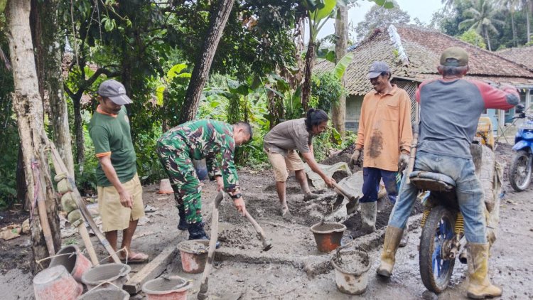 Babinsa Koramil 2208/Nyalindung Laksanakan Kegiatan Bakti Pengecoran Jalan Lingkungan