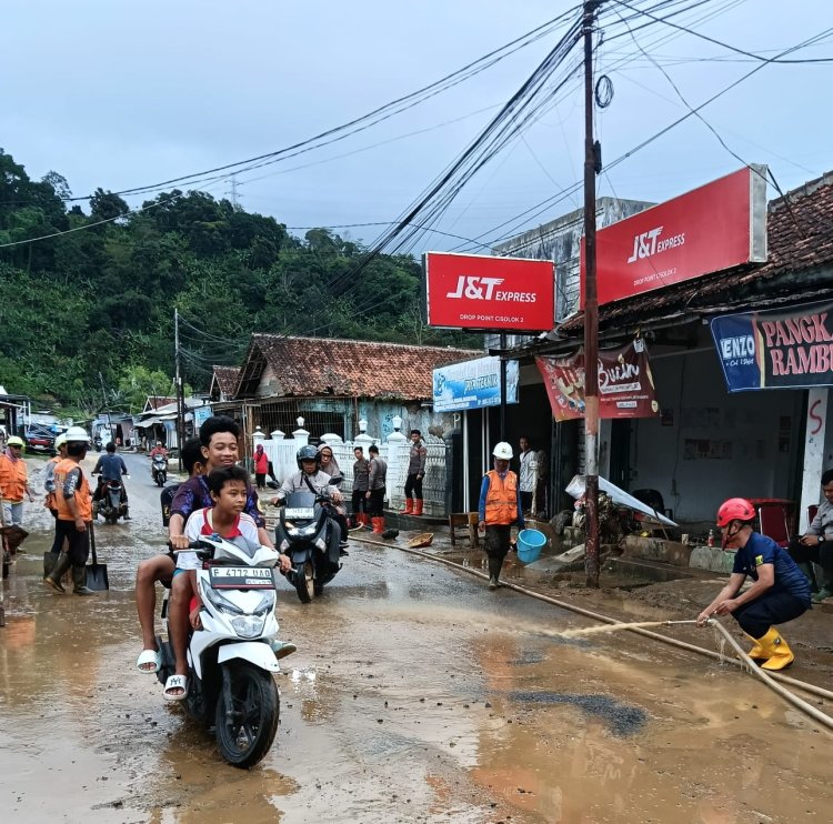 DPKP Kabupaten Sukabumi Lakukan Aksi Bersih-Bersih Jalan Pasca Banjir Bandang di Desa Cikahuripan