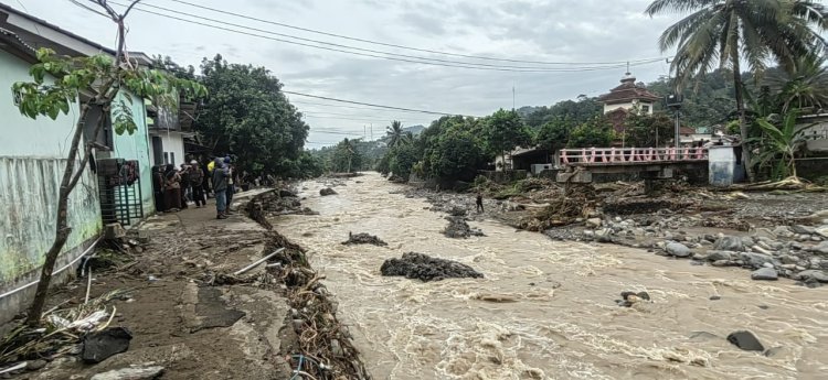 Jembatan Ambruk di Desa Cikahuripan, Akses Jalan Terputus