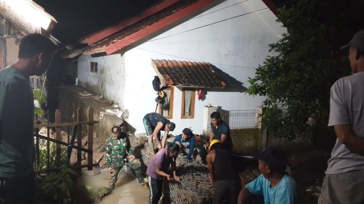 Babinsa Karangpapak dan Warga Pasang 12 Bronjong di Irigasi Cimarinjung untuk Cegah Kerusakan Saluran Air