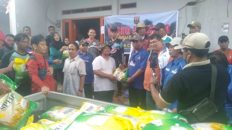 Anggota DPR RI H. Iman Adinugraha Salurkan 1.500 Paket Sembako untuk Warga Terdampak Banjir di Cikahuripan, Cisolok