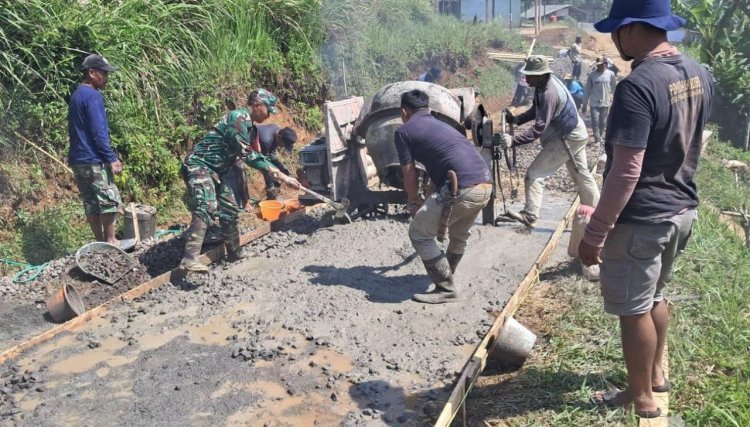 Babinsa Koramil 2207/Jampang Tengah Desa Panumbangan Laksanakan Karbak Rambat Beton Bersama Warga