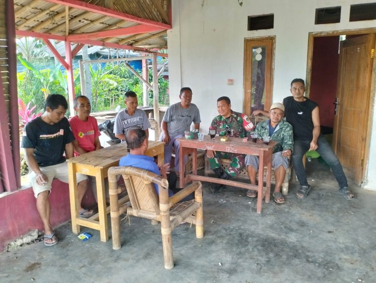 Babinsa Koramil 2206/Parakansalak Laksanakan Komsos Bersama Tokoh Masyarakat Desa Lebaksari