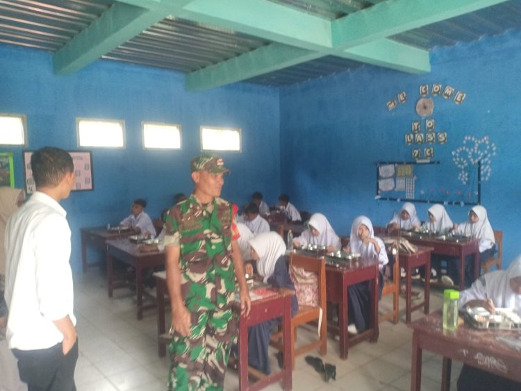 Babinsa Koramil 2209/Lengkong Dampingi Pendistribusian Makanan Bergizi di Sekolah