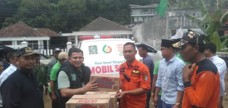 Anggota Dewan DPRD Kabupaten Sukabumi Fraksi PKB Hamzah Gurnita Kunjungi Warga Terdampak Banjir di Desa Cikahuripan
