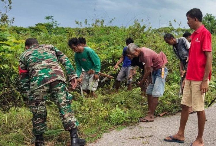 Babinsa Koramil 2212/Tegalbuleud Bersama Warga Laksanakan Karbak Pembenahan Jalan di Desa Buniasih