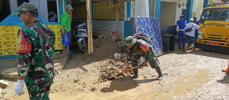 Babinsa Koramil 2206/Parakansalak Laksanakan Giat Bakti Bantu Penanganan Bencana di Desa Cikahuripan
