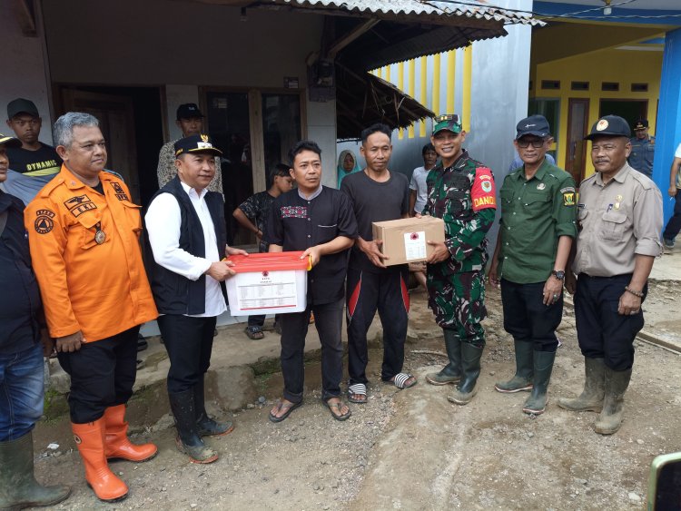 DANDIM 0622/KABUPATEN SUKABUMI BERSAMA UNSUR FORKOPIMDA TINJAU PENANGANAN TANGGAP DARURAT BENCANA BANJIR DAN TANAH LONGSOR DI WILAYAH KECAMATAN CISOLK DAN CIKAKAK
