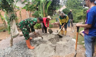 Babinsa Koramil 2210/Pabuaran Laksanakan Kegiatan Karya Bakti Bersama Warga di Desa Bantarsari