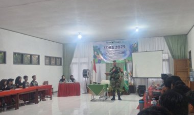 Babinsa Koramil 2208/Nyalindung Berikan Pembinaan Wawasan Kebangsaan dan Bela Negara kepada Siswa-Siswi Miftahul Huda Buni Ayu